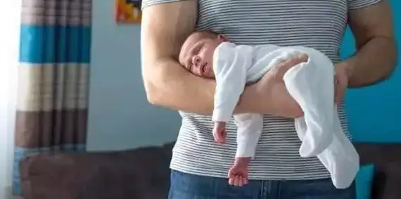 宝宝无故哭闹不知所措试试神奇的飞机抱吧