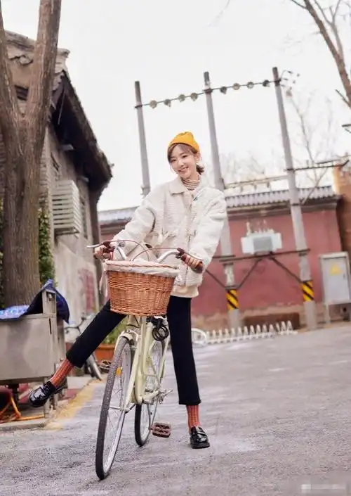 毛晓彤春日胡同随拍 手拿糖葫芦俏皮可爱_凤凰网娱乐_凤凰网