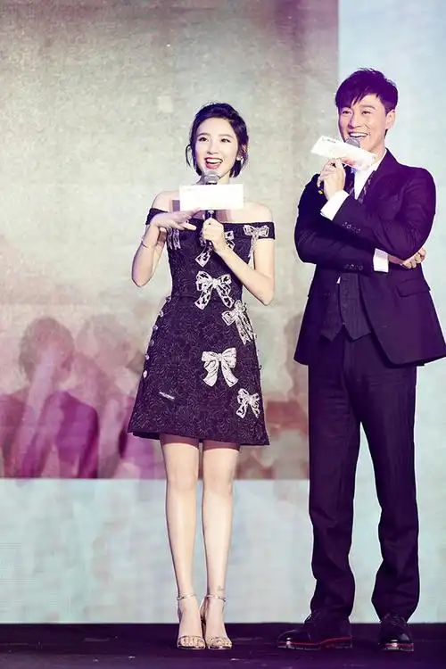 团宠唐艺昕在发布会遭林峯,张睿花式"公主抱",更在现场放话:"播放量破