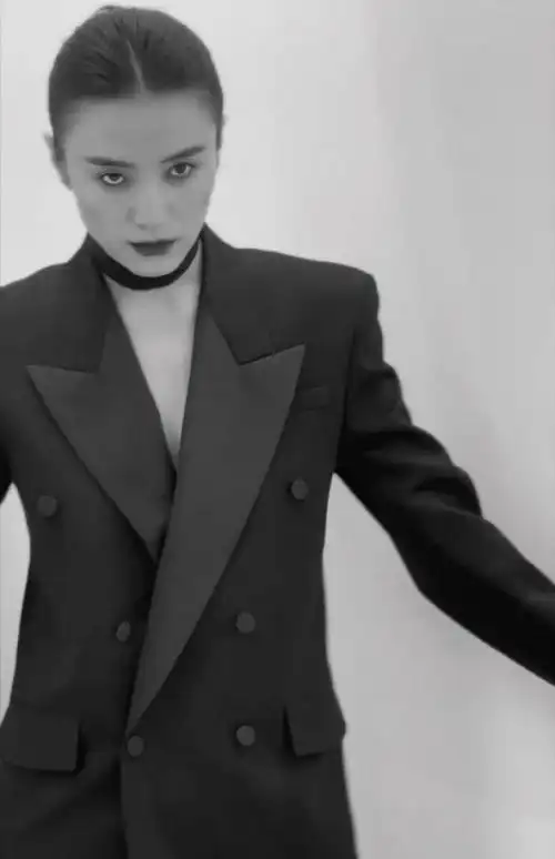 西装造型真的是太帅气了吧,其实我觉得咱们的姐姐身上呈现出一种酷酷