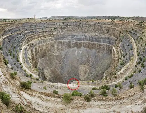 南非矿坑和出产钻石体积对比反差巨大