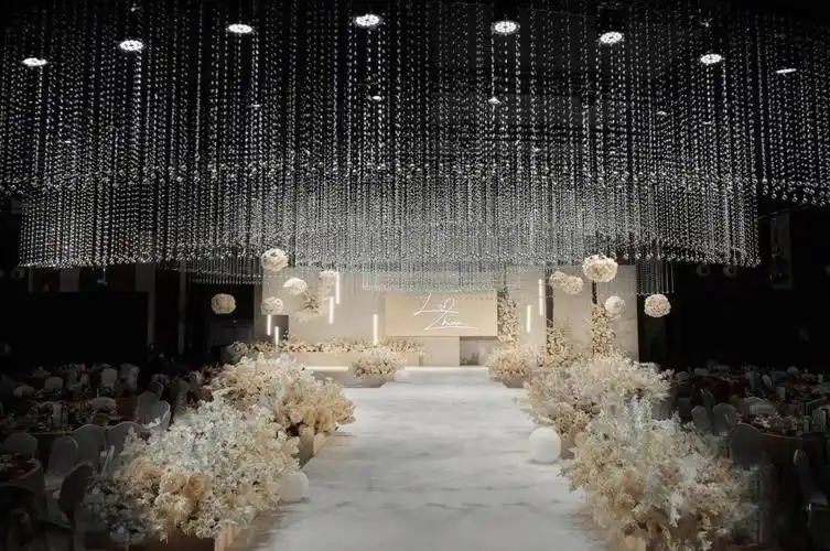 满厅水晶吊顶香槟色婚礼