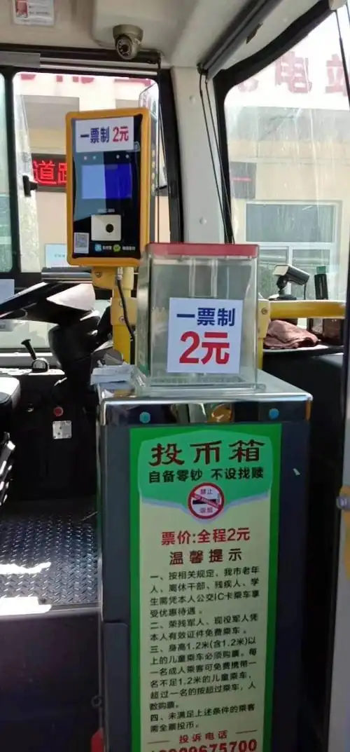 近日,记者在濠江西园站看到,途经该站点的公交线路,投币箱位置均已