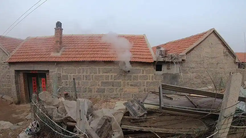 农村的家庭厨房烟囱长这样,跟传说中的炊烟袅袅不太一样