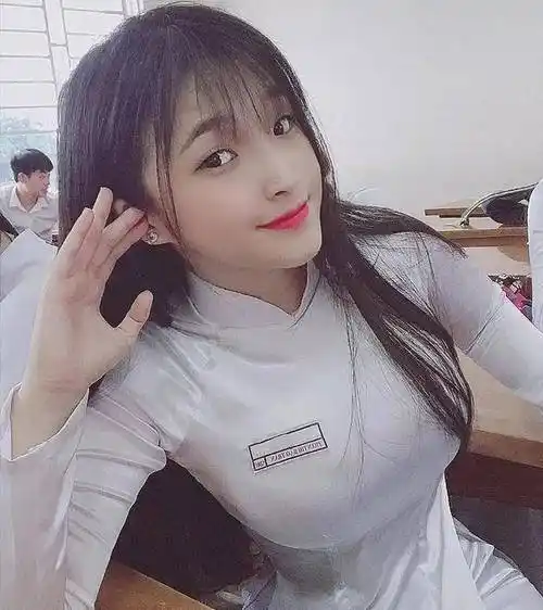 越南00后初恋女神健身照走红长相清纯身材完美