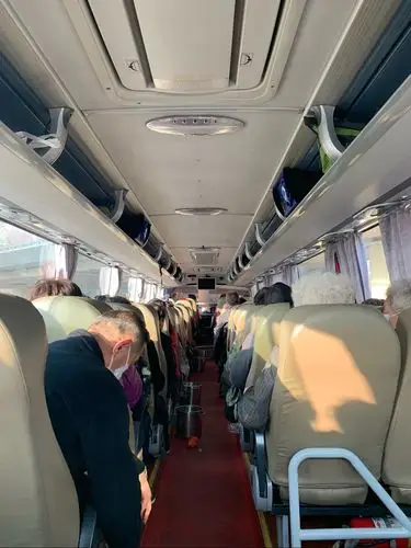 大巴车上座无虚席,家人们满怀期待.