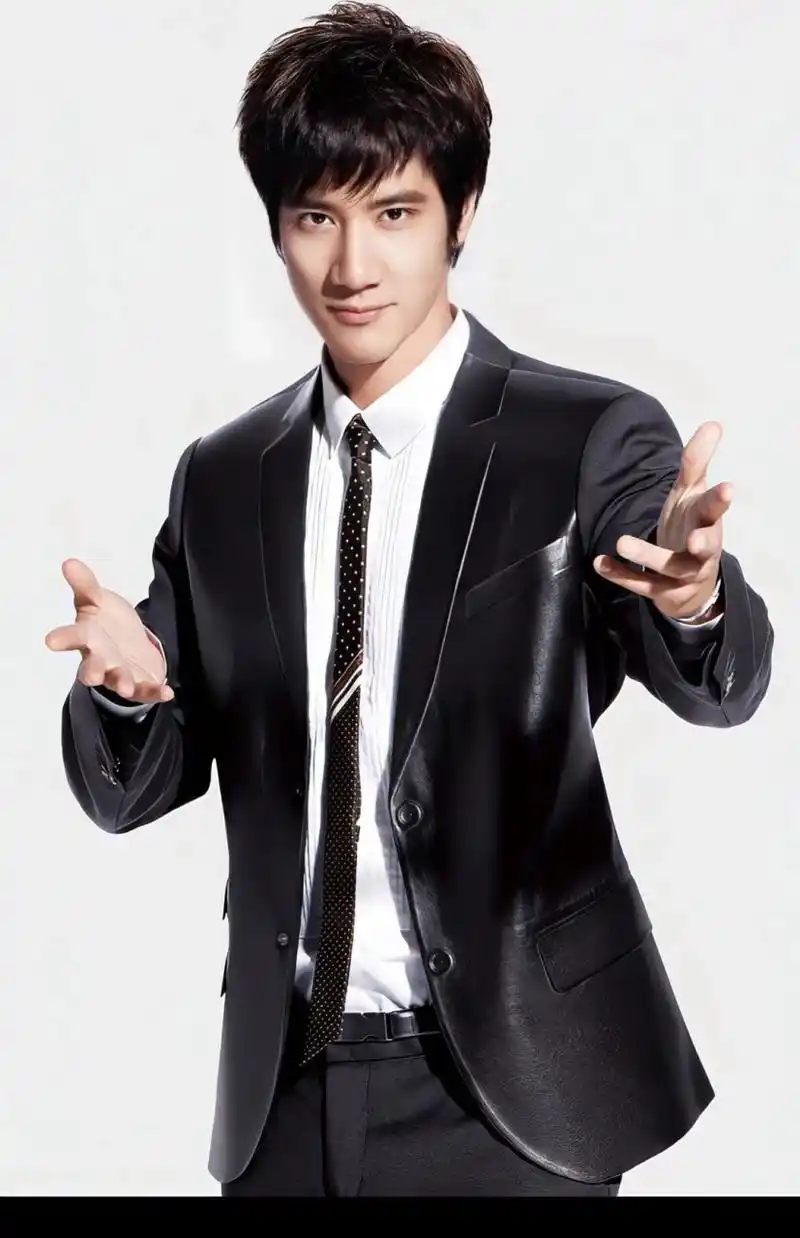 王力宏在演唱会上的跪倒和情绪激动确实引发了广泛的关注与讨论.