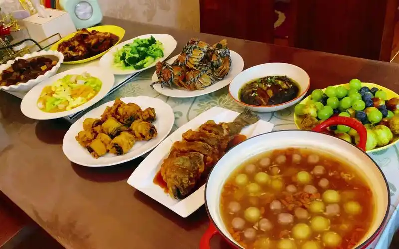 媳妇花260元做了8菜1汤,有鱼有肉有海鲜,丰盛的一桌,老公夸我做的饭菜