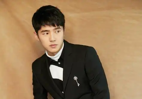 刘昊然露眉斜刘海短发发型