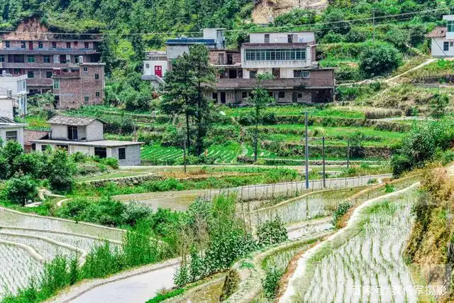 于都县下坪村,大山深处的江西农村,蓝天白云下很熟悉的乡村景色
