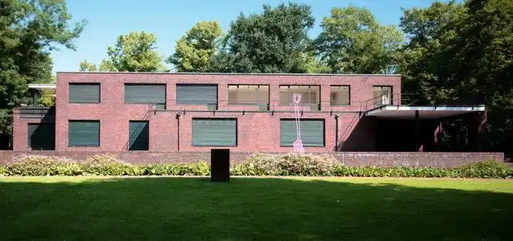 我们从图中可以得出砖宅墙的特征:传统的英式砌法,砖的长边与砖的短边