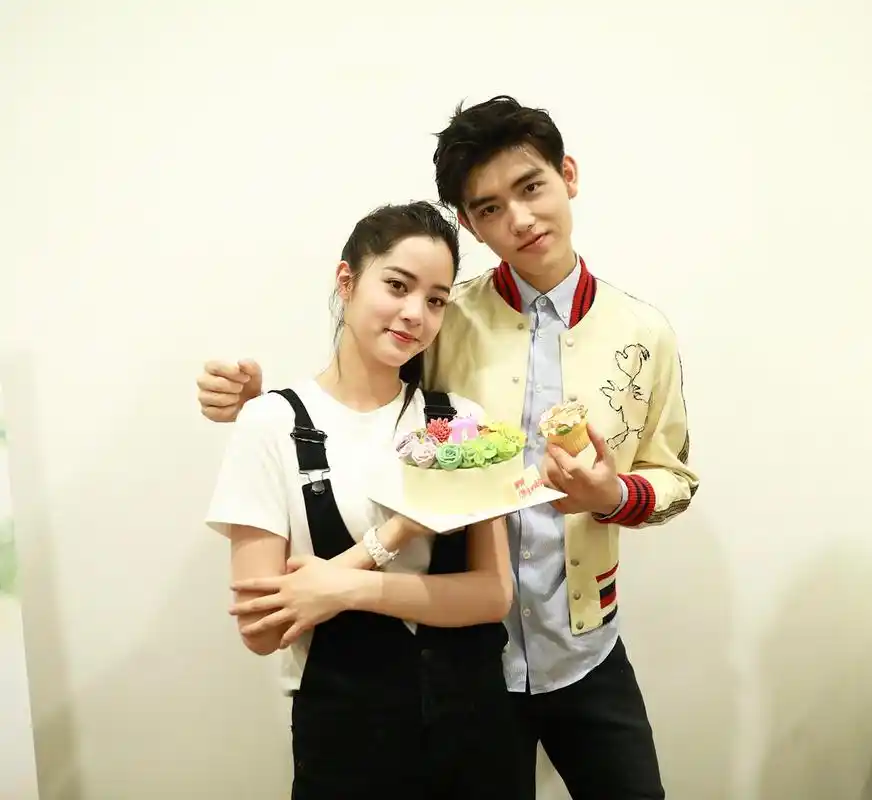 陈飞宇站姐的这张旧照和欧阳娜娜好像啊,甜甜的眉眼,塌鼻梁,肉肉的