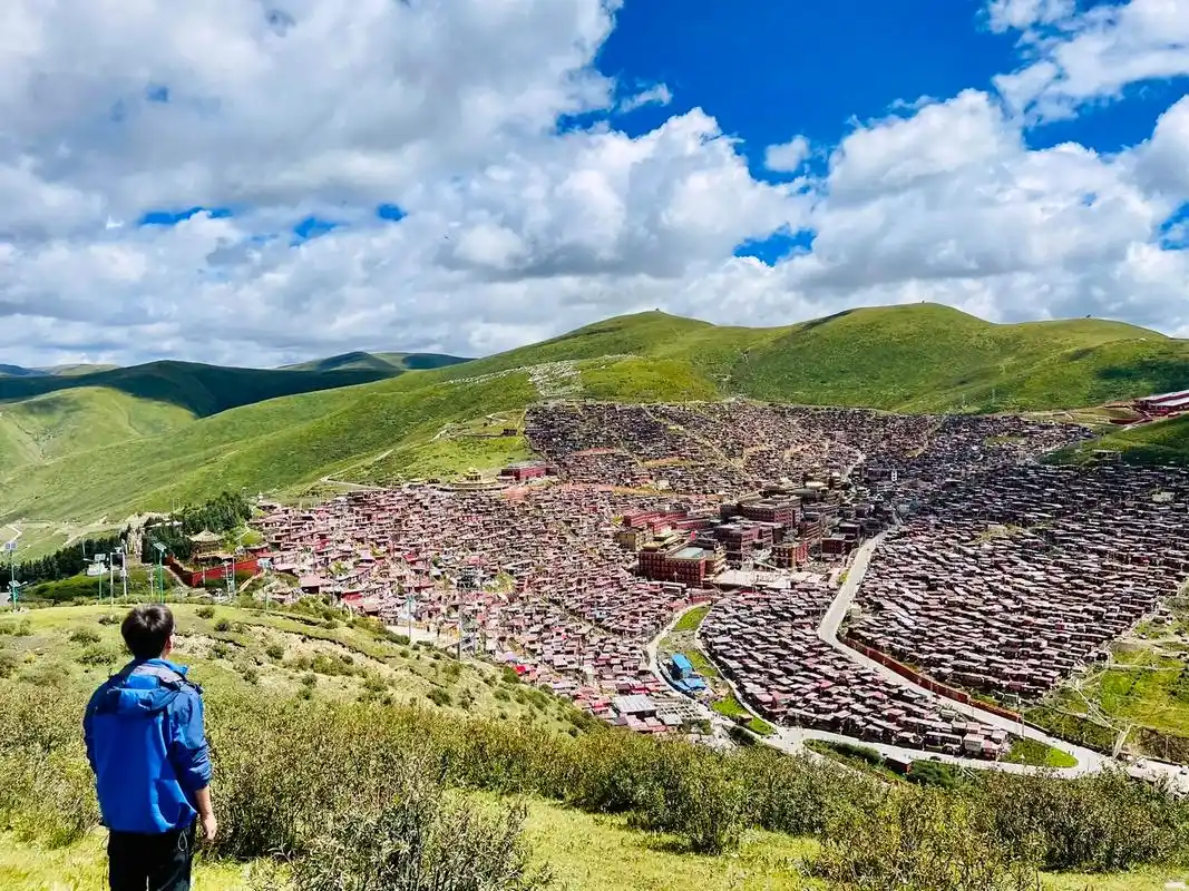 2021年9月的佛学院.2021年9月色达当时还是封闭的 - 抖音