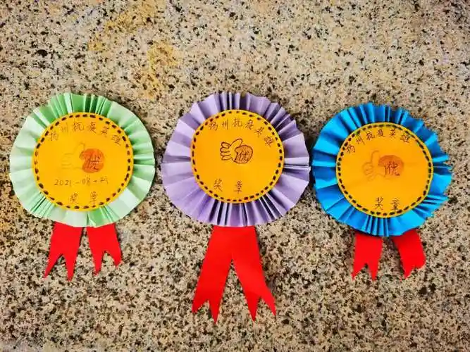 抗疫日记感动扬州小女孩鞠躬送上三枚手工抗疫奖章