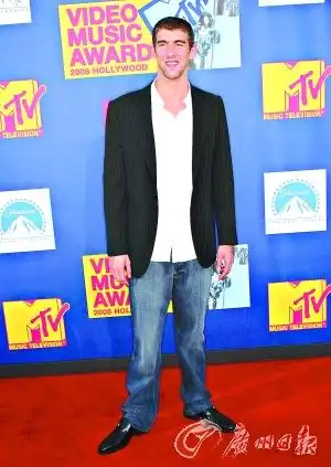 菲尔普斯亮相 身长腿短 将担任喜剧节目嘉宾主持