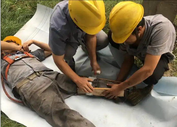 对伤员骨折的腿部进行包扎处理.