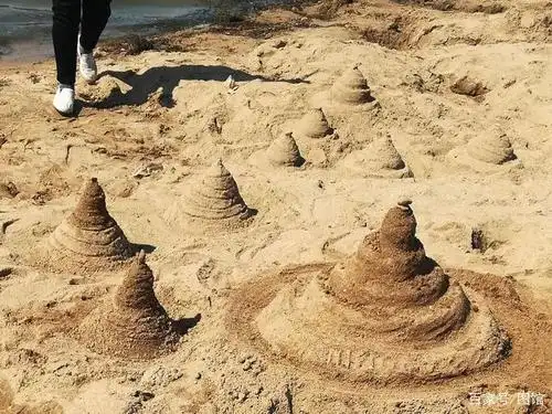 南阳白河沙滩真漂亮,大人小孩开心玩沙,大姐的作品很新颖