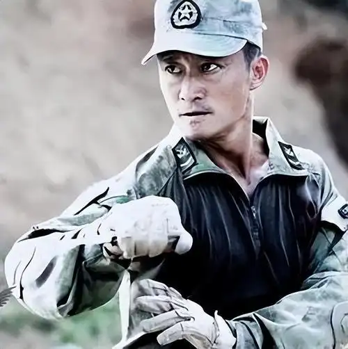 演员吴京晒军装照片惹麻烦,遭大v当众质疑违规:不是军人别乱穿