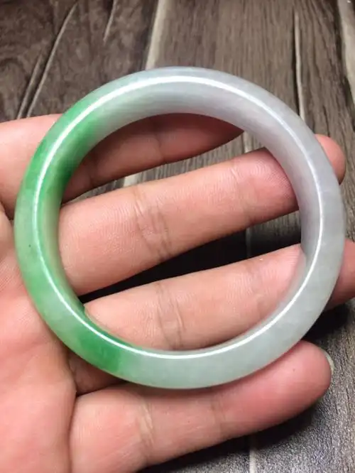 缅甸翡翠手镯55圈口选用上等玉料制作而成雕工