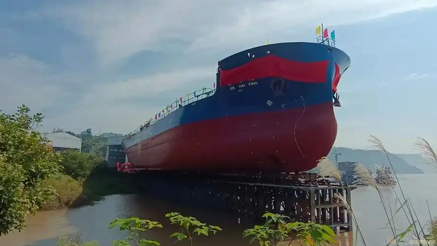 川船重工建造的西南地区最大船舶13800载重吨不锈钢化学品船首制船