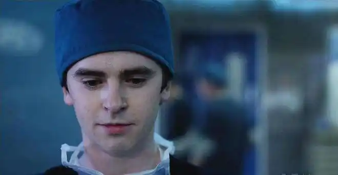 最引人注意的应该就是在剧中扮演男主肖恩·墨菲的演员弗莱迪·海默