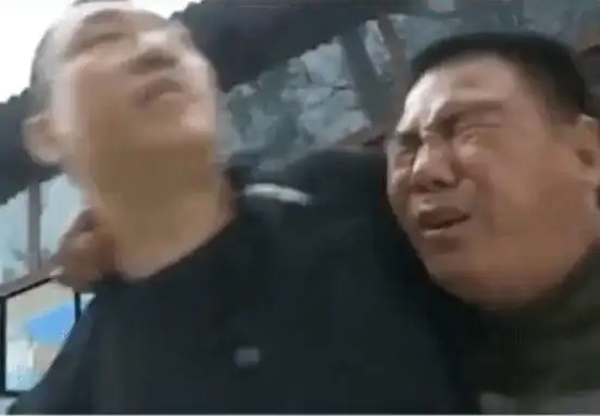 它出自电视剧《征服》,黑道大哥刘华强为报复故意激怒卖瓜老板,并在