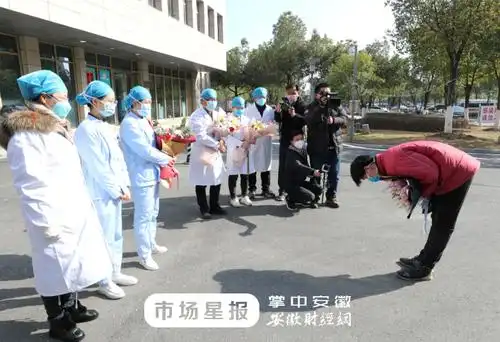 全椒唯一一例新冠肺炎确诊患者出院向医护人员鞠躬致谢