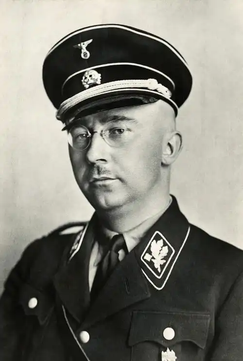 heinrich himmler, i>1900年10月7日一1945年5月23日 /i>),纳粹德国 a