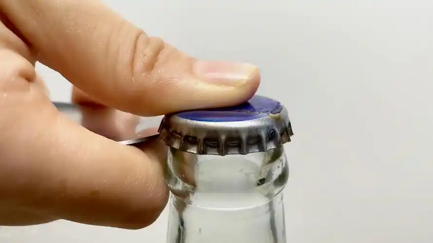 很多人喜欢喝啤酒,但是开瓶盖却是一项技能.