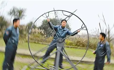 "金头盔"飞行员刘晓鹏进行固定滚轮训练