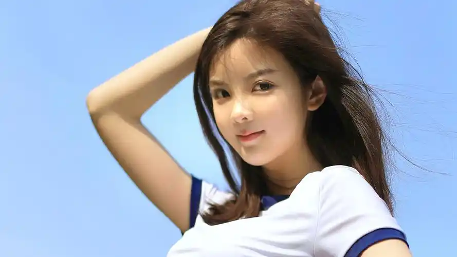 运动紧身阳光美女桌面壁纸