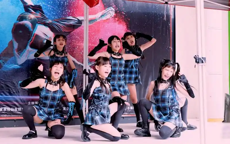 元气短裙少女跳舞,这么可爱真是抱歉啦