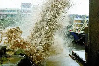 "碧利斯"登陆闽浙转移50余万人