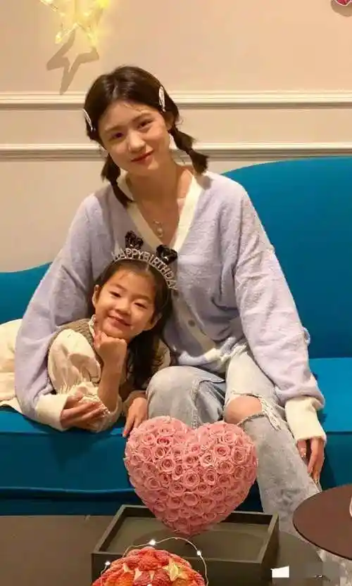 章子怡晒合影被大女儿碾压网友小苹果确实很漂亮