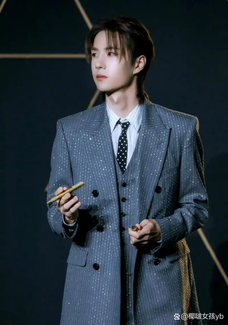 王一博2019年腾讯星光大赏图片,虽然他的每次红毯造型都很好看,但我