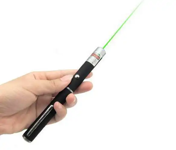 危险!司机被激光恶意照射瞬间睁不开眼 激光笔危害知多少