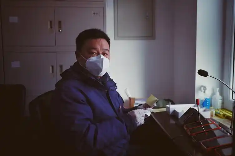 为了减少游客等待时间,杨志涛和同事提前制作"半成品卡".