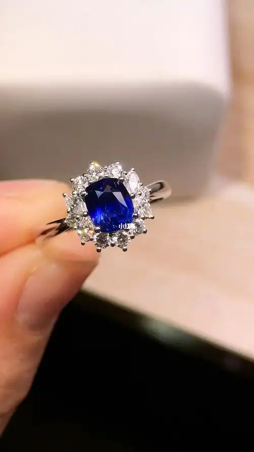 简约时尚蓝宝石戒指