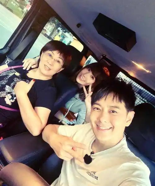 原创林志颖和老婆陈若仪一起学跳舞爸比的腿显得好短