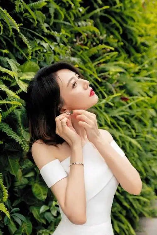 42岁高圆圆穿白色一字肩连衣裙 笑容温婉