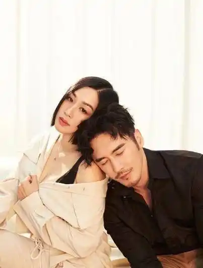 钟丽缇七夕收大捧粉玫瑰,打扮成小姑娘与张伦硕对嘴亲吻,超腻乎_老公