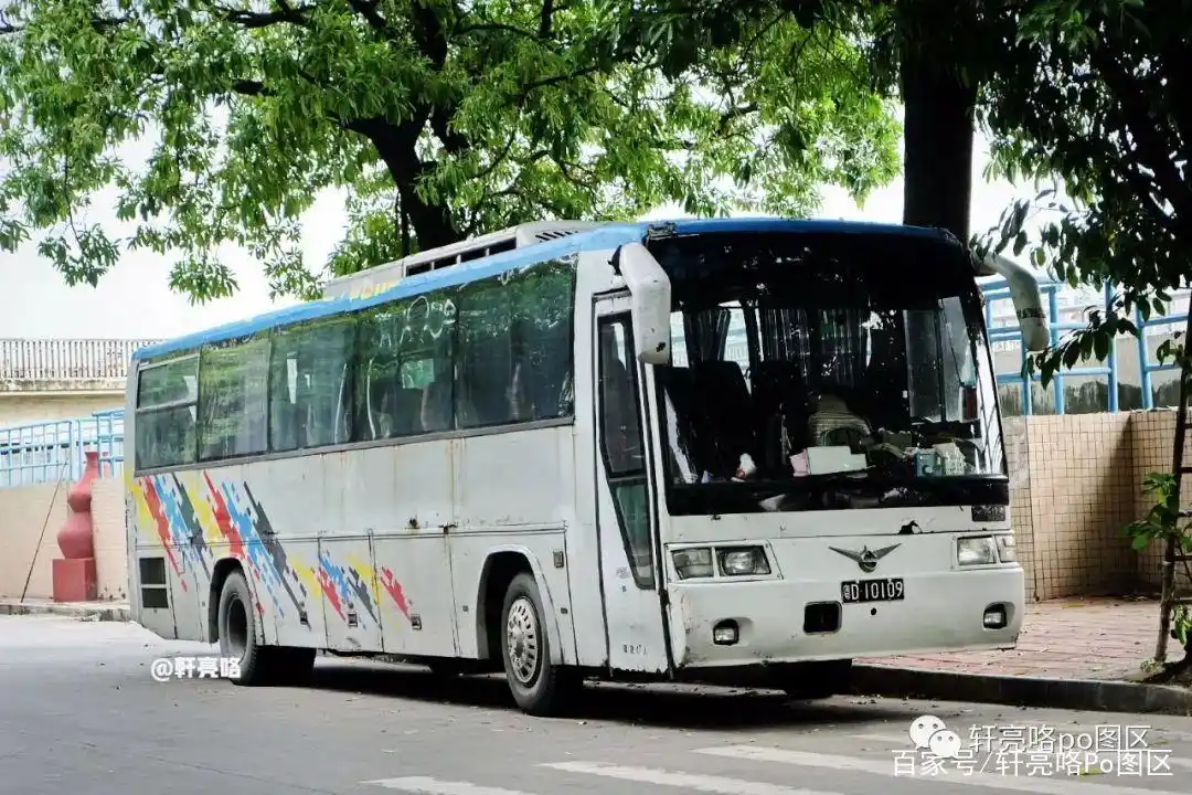 沈飞旅行者sfq6122型团体客车 丨 少见的黑牌大巴