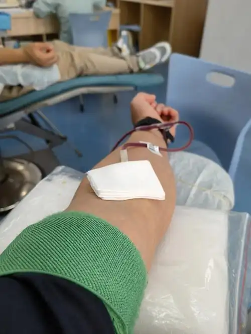 还记得第一次献血是2014年7月,当时她在医院抢救需要输血而"被迫"献血