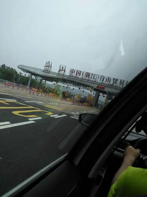 路桥相连,有效地促进了地域的经贸发展; 舟山,焕发出勃勃生机.