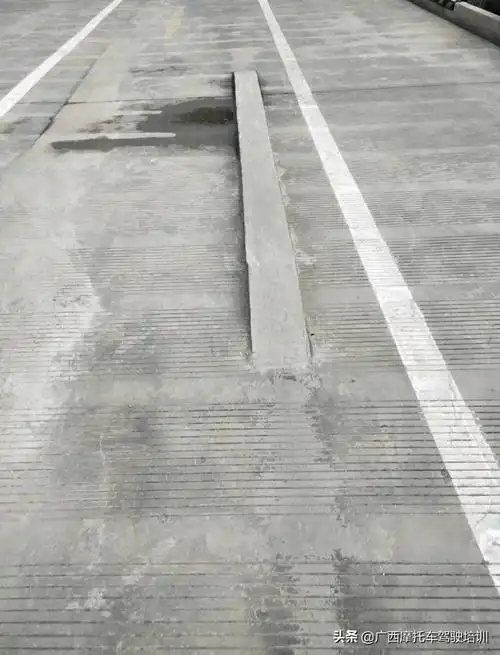 现在考个摩托车驾驶证怎么这么难了呢,有的人上单边桥就挂了 不过我们