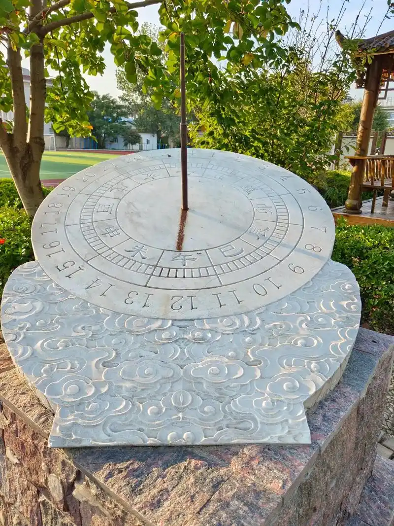 日晷 日晷是古代一种利用太阳的影子来测定并划分时间的工具,它 - 抖