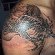 过肩龙纹身