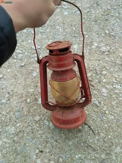 一个以前的铁灯几十年前的