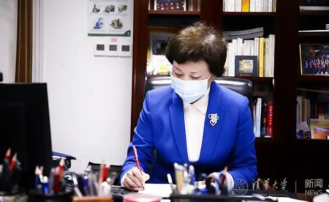 陈旭和同学们一起上网课-清华大学