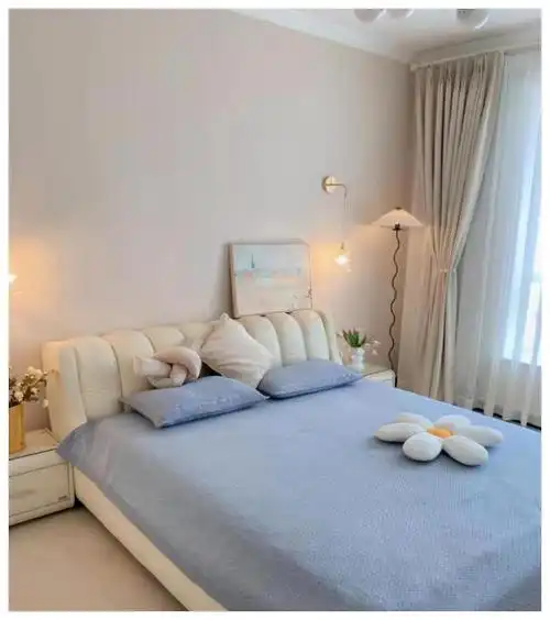 一些,可以选择珊瑚色或者是奶咖色,这样效果比较暖,适合卧室的环境